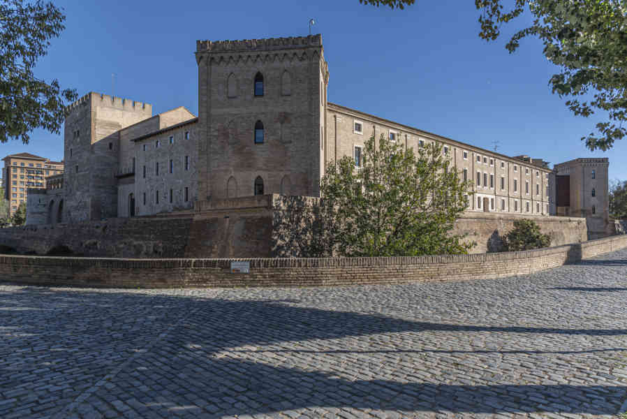 Zaragoza 087 - palacio de la Aljafería.jpg